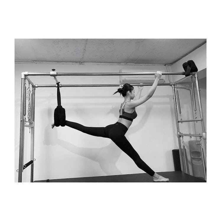 Jennie from BLACKPINK does a dancer pose in her go-to workout routine. 
