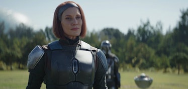 Bo-Katan Kryze (Katee Sackhoff) stands in a field with Din Djarin in The Mandalorian Season 3 Episod...