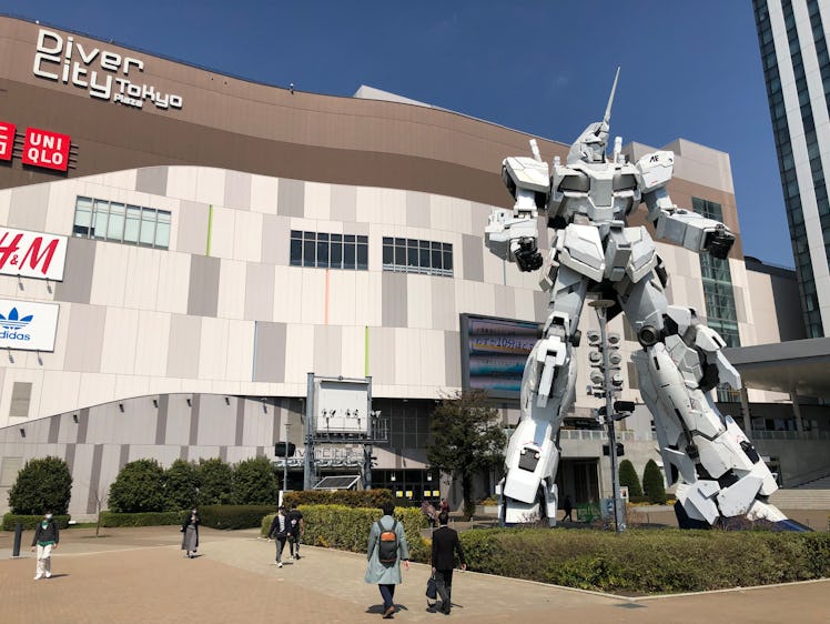  The Life-Sized Unicorn Gundam Statue in Tokyo