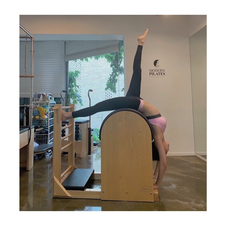 Jennie from BLACKPINK does a backbend in her Pilates go-to workout routine. 