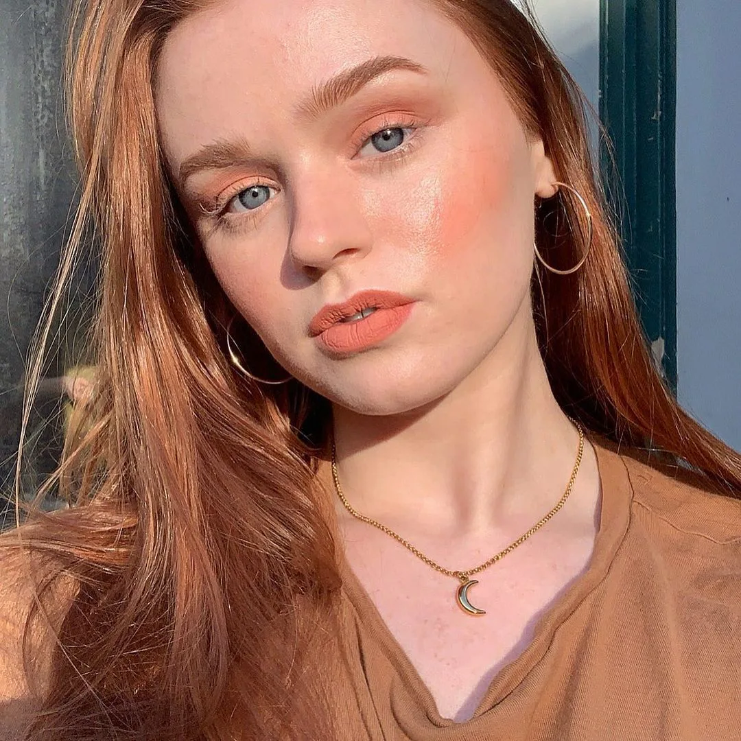redhead wearing sun-kissed peachy makeup