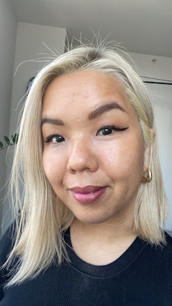 diana tsui wearing cat eye liner and a platinum blonde bob
