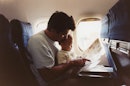 父亲和孩子一起在飞机上