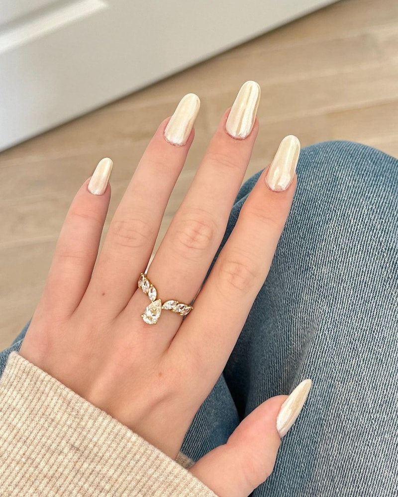 Vanilla chrome nails are a neutral manicure with a lot of shine.