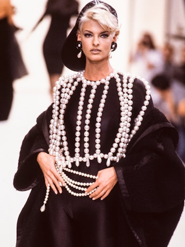 Linda Evangelista walks the runway at the Chanel Ready to Wear Fall/Winter 1991-1992 fashion show du...