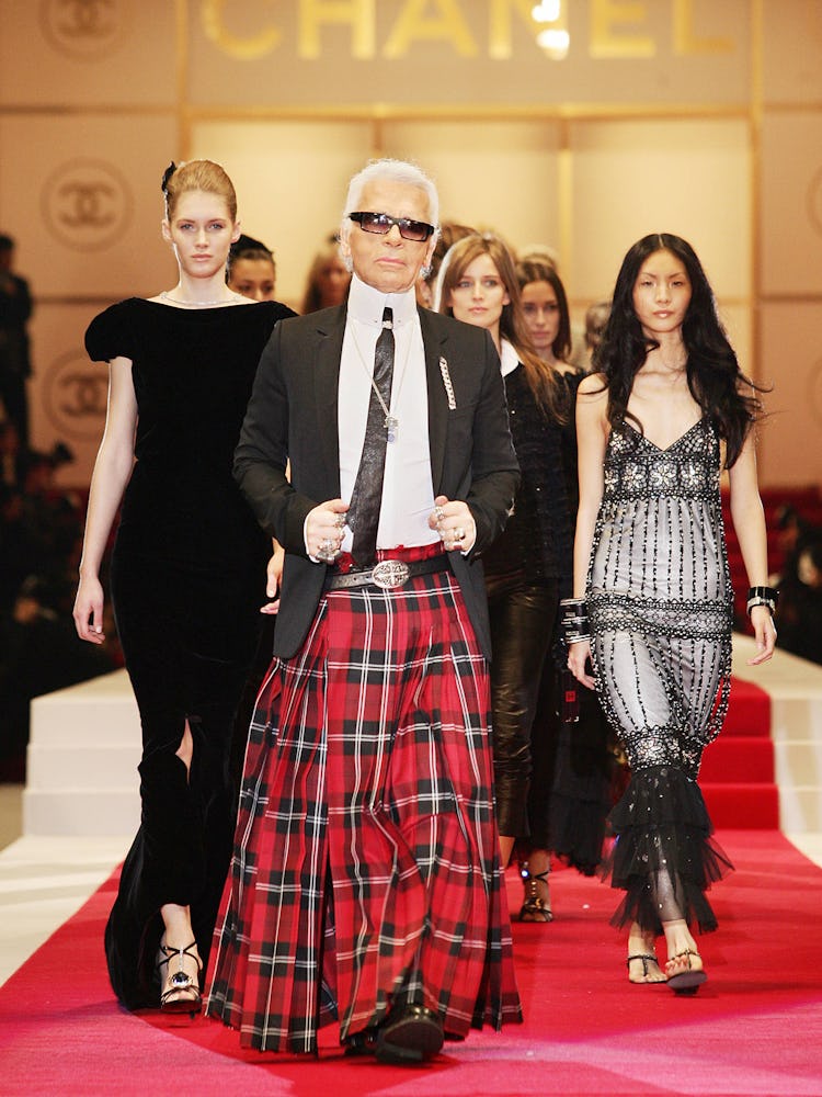 German designer Karl Lagerfeld (C) of French fashion giant Chanel walks with models during the 2005 ...