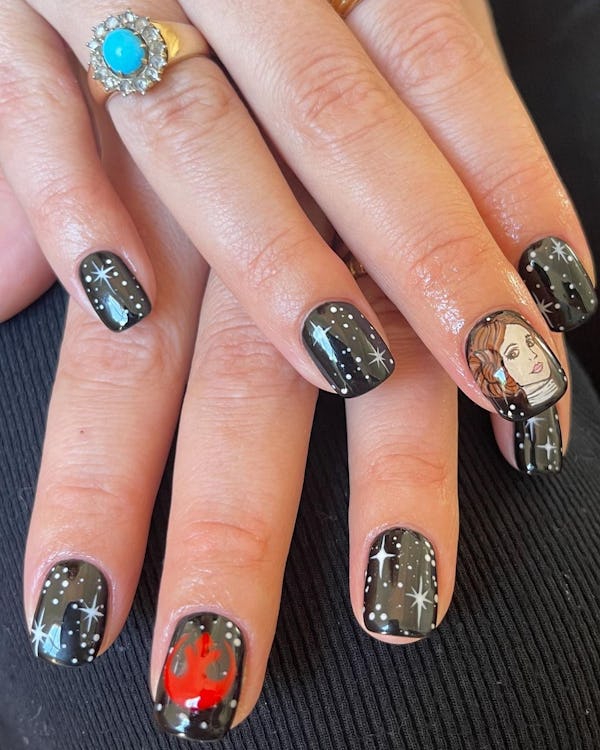 Billie Lourd's 'Star Wars' nail art featured her mother Carrie Fisher as Princess Leia.