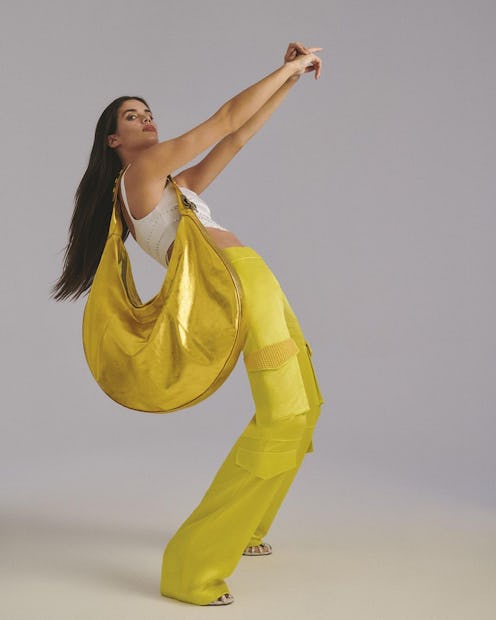 sara sampaio carrying genny bag