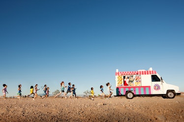 年幼的孩子跑向冰淇淋卡车