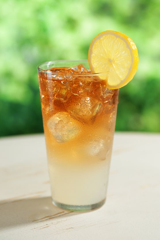 An Arnold Palmer 1/2 and 1/2 cocktail garnished with a lemon slice