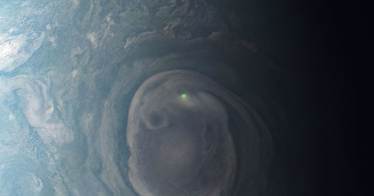 Należąca do NASA sonda kosmiczna Juno właśnie złapała niesamowitą zieloną błyskawicę na Jowiszu Należąca do NASA sonda kosmiczna Juno właśnie złapała niesamowitą zieloną błyskawicę na Jowiszu