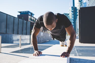 一个人做俯卧撑。