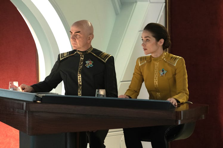 The Vulcan judge and Captain Batel during the big trial.