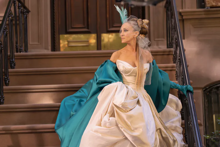 Carrie's Wedding Dress In 'And Just Like That' Was A 'SATC' Easter Egg Carrie's Wedding Dress In 'And Just Like That' Was A 'SATC' Easter Egg