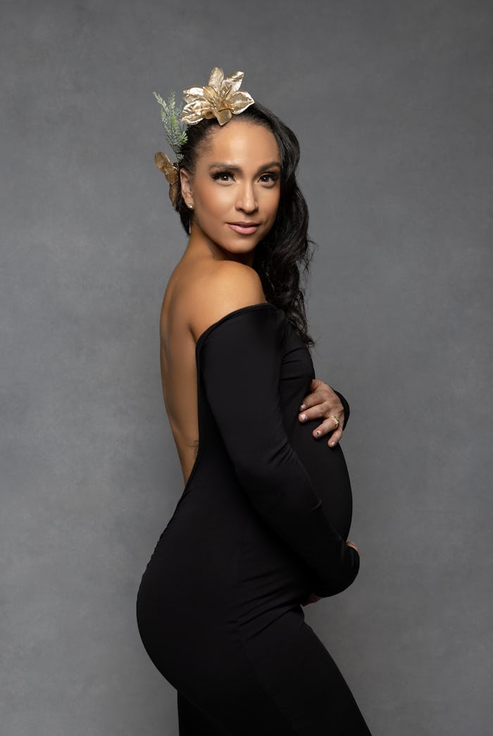 Peleton Instructor Robin Arzon poses pregnant.