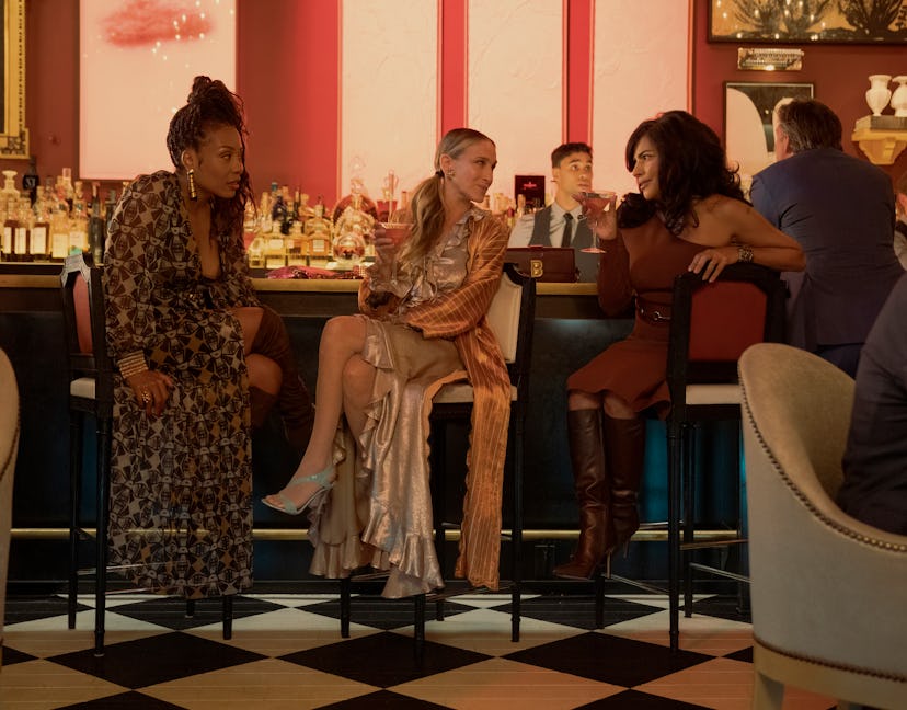 Nya (Karen Pittman) and Carrie (Sarah Jessica Parker) talk to Seema (Sarita Choudhury) at a bar in '...