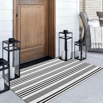 LEEVAN Black and White Striped Outdoor Rug
