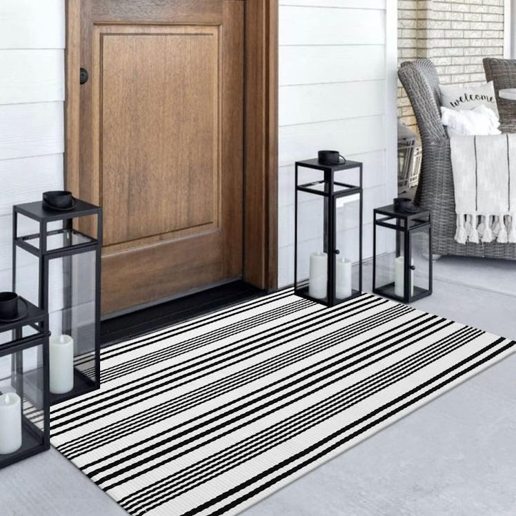 LEEVAN Black and White Striped Outdoor Rug