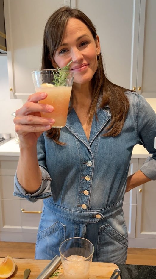 Jennifer Garner holding orange cocktail