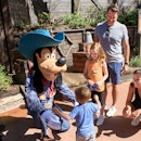 A family meeting Goofy at Disney.