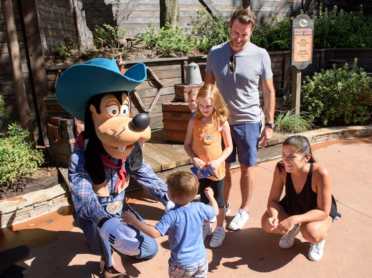 A family meeting Goofy at Disney.