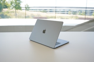 15-inch M2 MacBook Air hands-on by Inverse Deputy Editor Raymond Wong