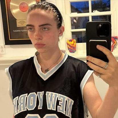 Billie Eilish’s Stretch Comb Headband Is The OG "Ugly" '90s Accessory Billie Eilish’s Stretch Comb Headband Is The OG "Ugly" '90s Accessory