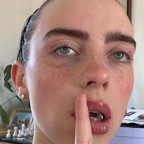 Billie Eilish’ stretch comb headband is a hair accessory straight out of the '90s.