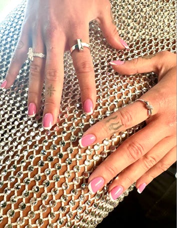 Veja inspirações de nail art "barbiecore" que o elenco de "Barbie" usa