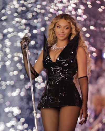 Beyonce long crimped hair renaissance tour 2023