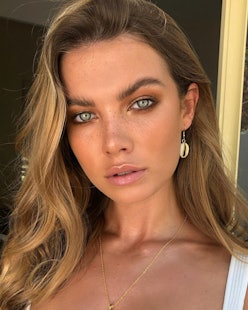 Latte Makeup Is The TikTok Beauty Trend Of The Summer