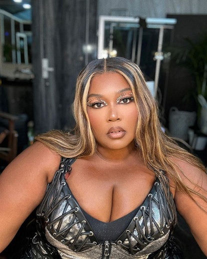 Lizzo honey brown hair with blonde highlights