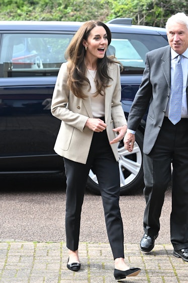 Kate Middleton kruvaze Everlane blazer ceket ve J.Crew pantolon giyiyor.