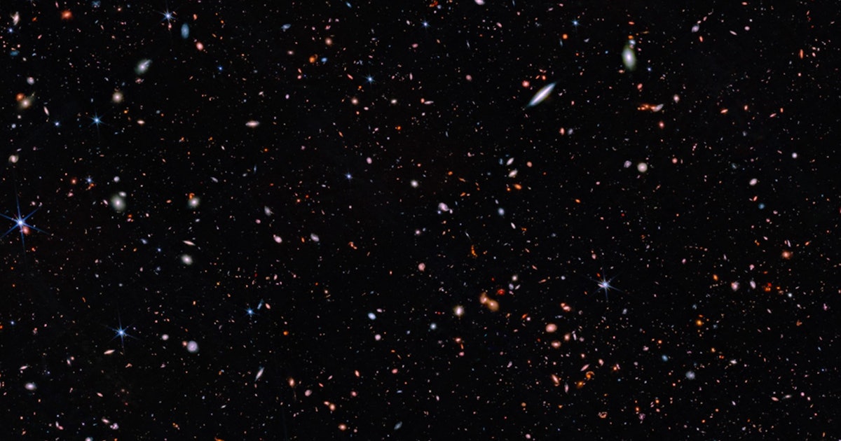 Webb-Teleskop findet komplexen Kohlenstoff im frühen Universum, was Astronomen verblüfft Webb-Teleskop findet komplexen Kohlenstoff im frühen Universum, was Astronomen verblüfft