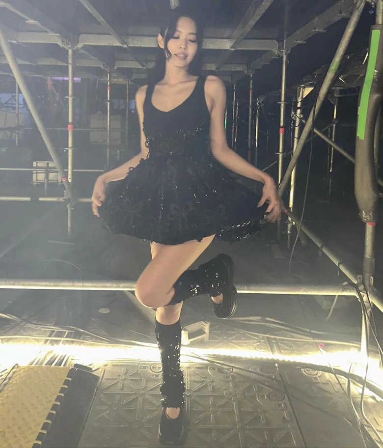 Blackpink's Jennie Mixes a Tutu LBD With Sequined Leg Warmers Blackpink's Jennie Mixes a Tutu LBD With Sequined Leg Warmers