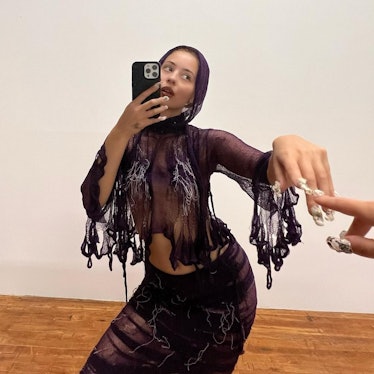 Alexa Demie, Instagram hesabında paylaştığı, tamamen yırtık pırtık bir Krystal Paniagua örgüsü iki parça giyiyor...