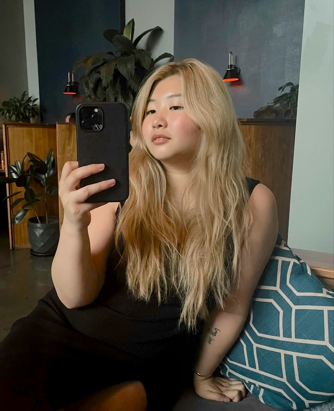 Dyeing hair Barbie bonde.