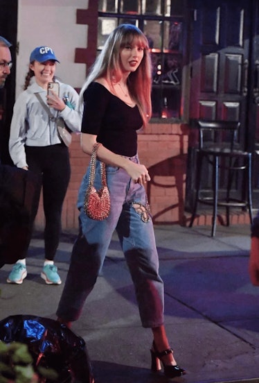 Taylor Swift, New York'ta Crystal Butterfly Area kot pantolon giyiyor.