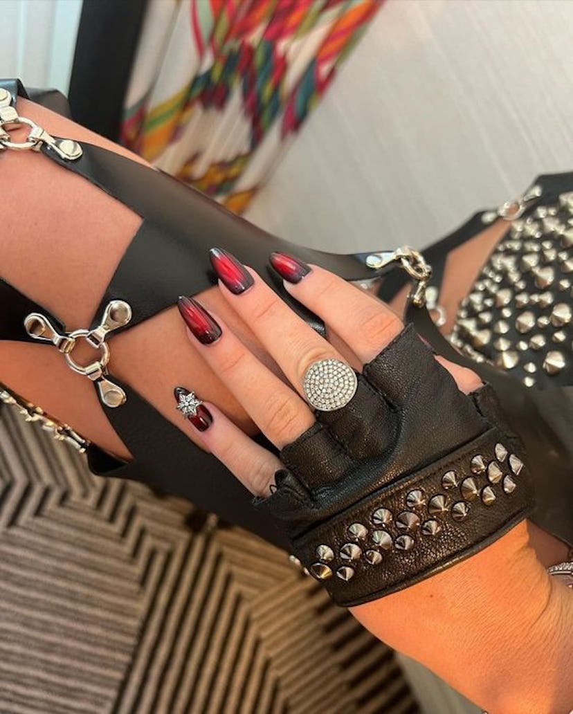 Sydney Sweeney’s black & red goth aura nails.