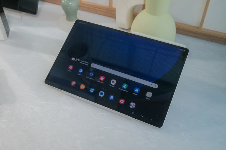Galaxy Tab S9 Ultra running Android apps