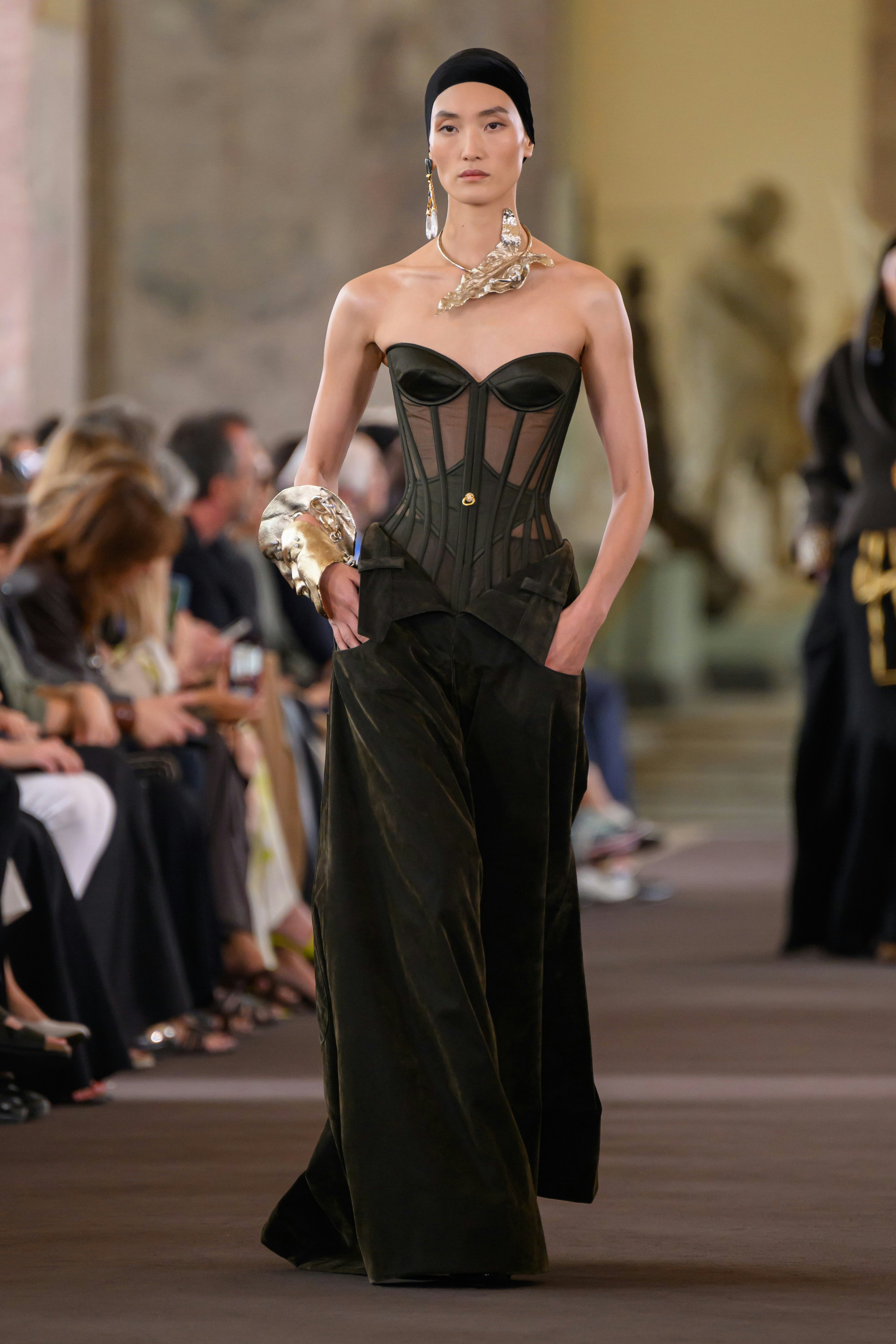 Schiaparelli FW24 Haute Couture collection is by and for artists - HIGHXTAR.