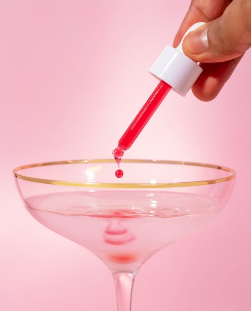 Bustle’s beauty writer tried Apothékary’s Rosé-Tinted Glasses Mood Support Tincture, an herbal alcoh…