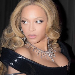 Beyonce silver sparkly eye makeup