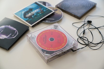 radio portable CD AUX-IN à piles ou secteur Disney Miraculous rouge noir