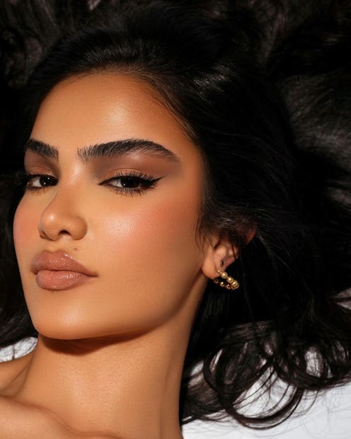 Here is everything you need to know about the latte makeup look that is a big summer beauty trend on...