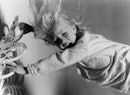希瑟·O’rourke试图被恶灵在一幕电影“吵闹鬼”,…