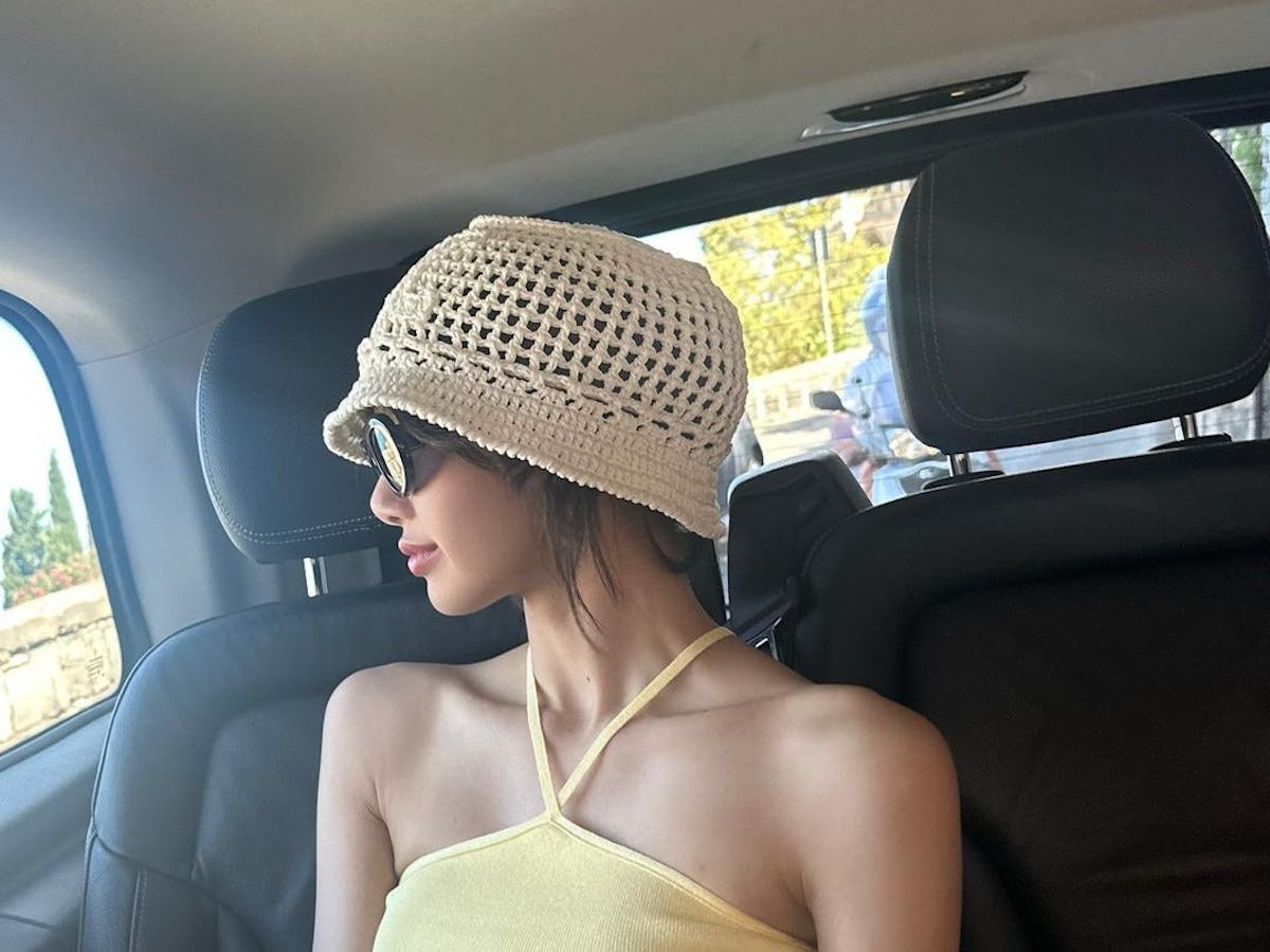 【CELINE】CROCHETED BUCKET HAT Lisa Continues Her Vacation Style With a Look Full of Summer