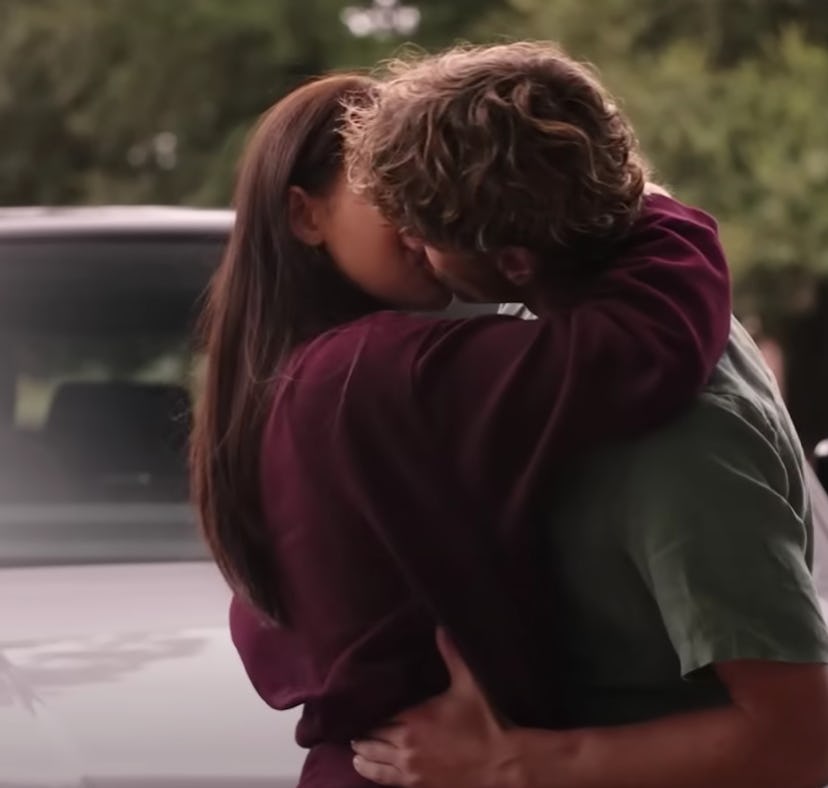 Jeremiah and Belly kiss on 'The Summer I Turned Pretty'