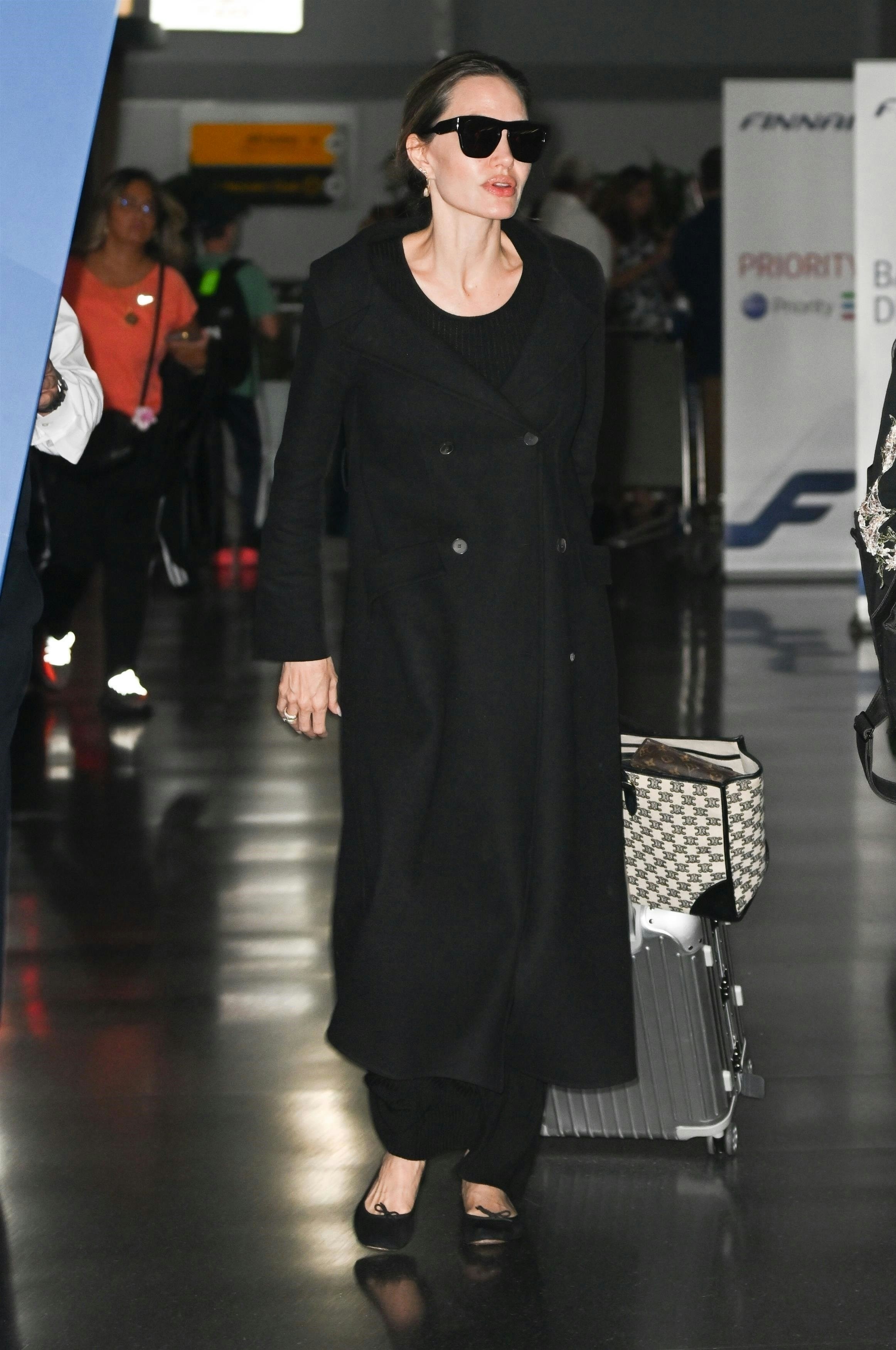 angelina jolie with celine clasp bag  กระเป๋าแบรนด์เนม