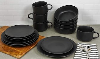 10 Strawberry Street Dinnerware Set (16 pieces)